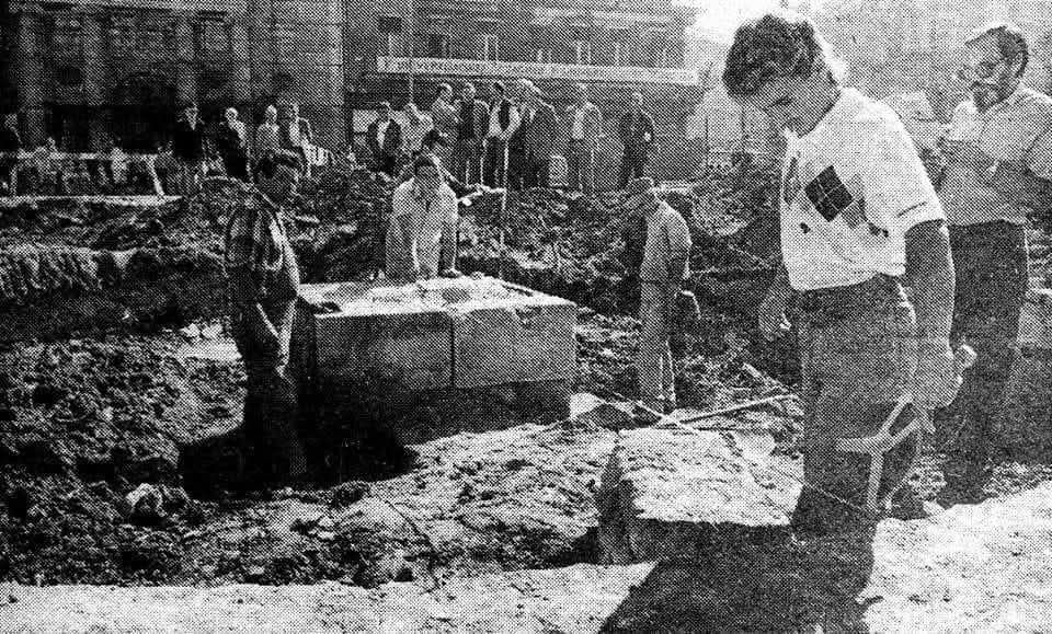 Trg Republike (današnji Trg bana Jelačića) rujan 1986. godine, friško iskopan stari Manduševac